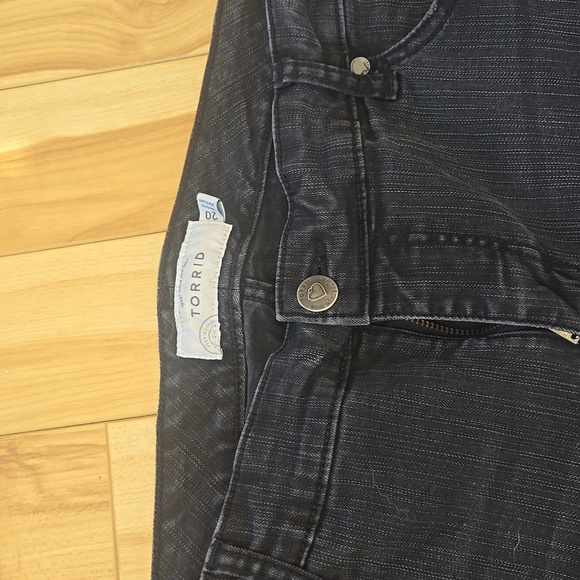 Black Denim Shorts Torrid Size 20 Plus Size Lace Legs Stretchy - Picture 3 of 5
